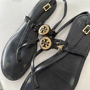 Tory Burch Thong Sandals Patent Leather Black Gold Logo Size 7